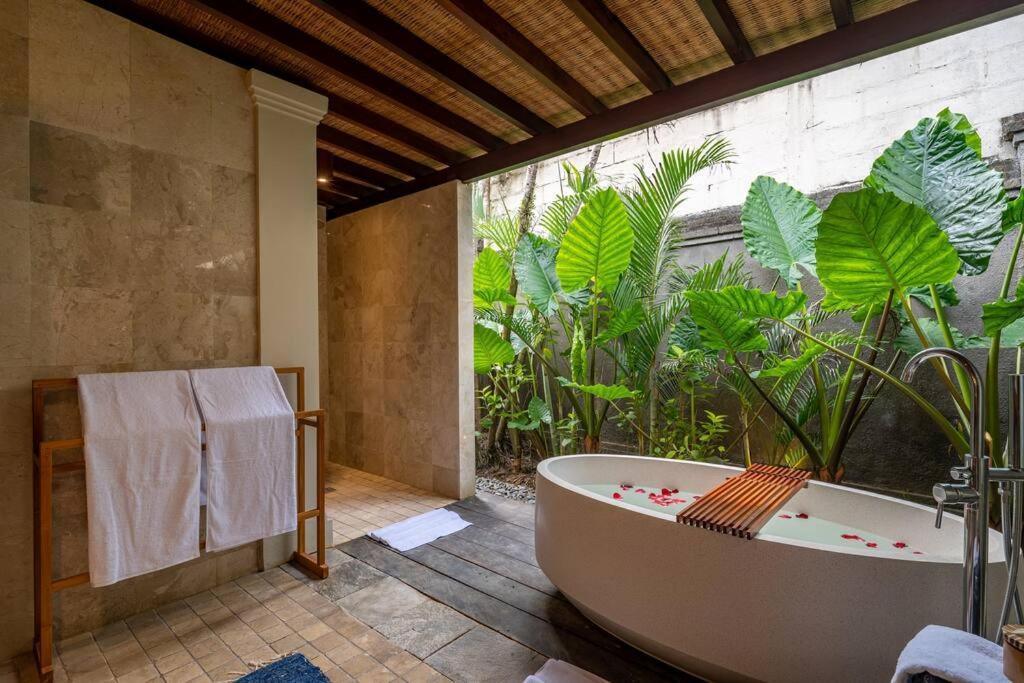 New! Asmara - Indulgent Luxury 15 Mins From Canggu Villa *